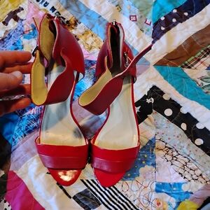 Tahari woman's heels size 6.5